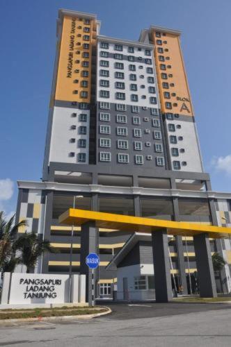 Seaside Haven Homestay Seaview Unit With Pool Opposite Ktcc & Mayang Mall - Pangsapuri Ladang Tanjung Kuala Terengganu Extérieur photo